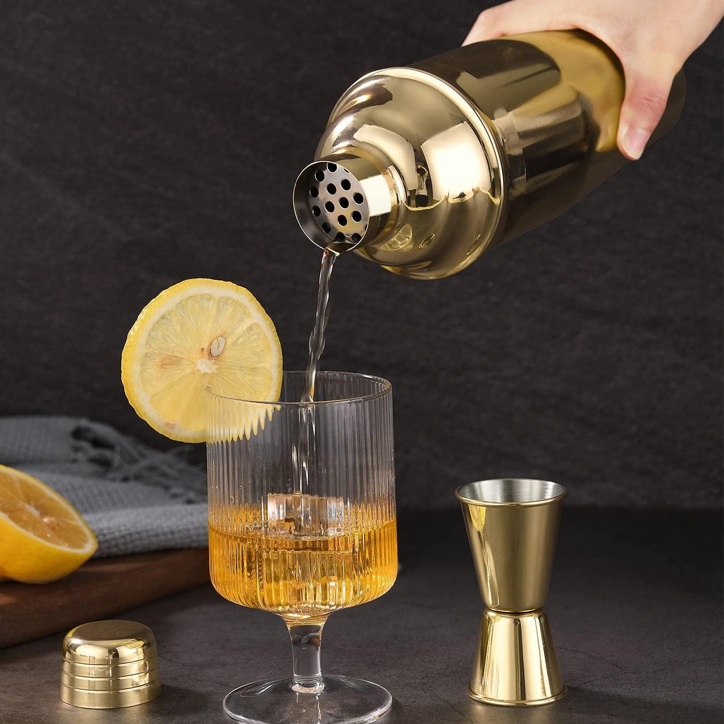 Liying Stainless Steel Cocktail Shaker 500ml, Drink Mixer with Built-in Strainer for Mixing Drinks Margaritas (Gold)